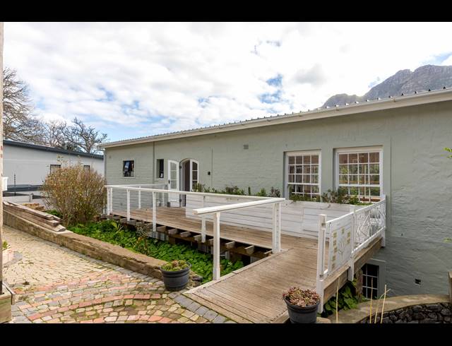 3 BEDROOM FULL FLOOR TO LET IN OVERKLOOF